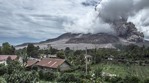 More than 10,000 flee erupting Mount Sinabung volcano | Coconuts