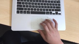 用macbook触摸板敲数字，还贼快！
