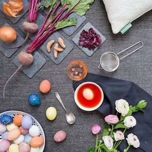 Ready for an eco-friendly Easter? Using simple materials, like onion skins, beets, turmeric and white vinegar, you can achieve gorgeous natural tones of gold, purple and pink for your Easter eggs. Get our DIY tutorial today on the magazine: http://bit.ly/2DCWDa4 | Avocado Green