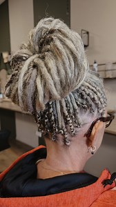 ✨ Wilma’s Temporary Transformation ✨ She came to Dreadshop with some of her own temporary dreadlocks, but a few had gotten damaged over time. Since they were made with the twist & steam locking method, rather than being crocheted like our Locks of Love, they were more prone to loosening, especially after repeatedly removing the elastics used to attach them. And unlike crocheted dreads, you can’t just fix them back in place 😉 Wilma already understood this and also knew her double ended dreads we