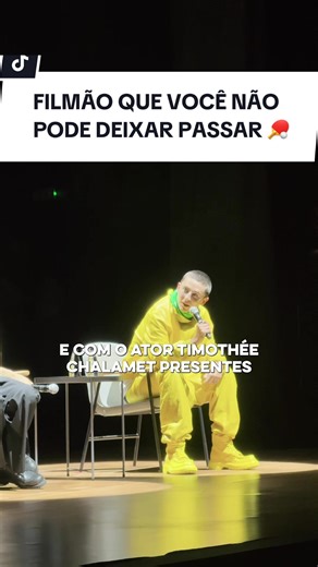 Se você gosta de filmes marcantes, com atuações dignas de premiação, esse aqui precisa entrar na sua lista. O longa traz uma das grandes atuações do ano, com Timothée Chalamet em um papel intenso e extremamente elogiado, sendo apontado como fortíssimo candidato ao Oscar 2026 🏆 A estreia oficial de Marty Supreme, somente nos cinemas, acontece dia 22 de janeiro, mas o filme já conta com sessões especiais em cinemas selecionados, então vale ficar atento à programação da sua cidade e garantir o seu