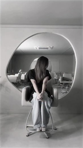 Lara Santiago on Instagram: "MUDAMOS! 🌪️ Moderno e chic. Fundo de raiz iluminado com mechas pontuais e tons de marrom para uma paleta elegante 🍂 Cor @_douglasnobrega_ Make @diegopmedeiros Extensões @_ojose Corte @thalysonsalvino Auxiliar @fellipe.matheus_ Vídeo @darlimaker Look @estilistamarcusramalho"