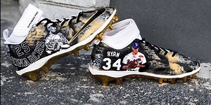 Drew Brees honors baseball icons on cleats