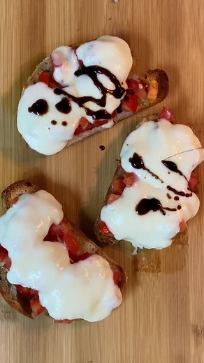 Delicious Tomato and Mozzarella Bruschetta Recipe