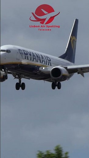 Ryanair Boeing 737-800 Close-Up Landing | Bumpy Touchdown at Airport #shorts