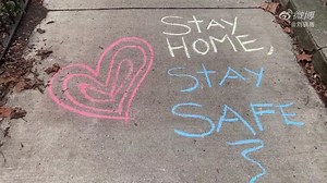 【暖心！疫情中的美国人把心里话写在地上】 Some Americans are spelling out what’s on their minds in a very unique(独特的dú tè de) way during the battle against COVID-19. Let's look at what they have to say. | Learn Chinese