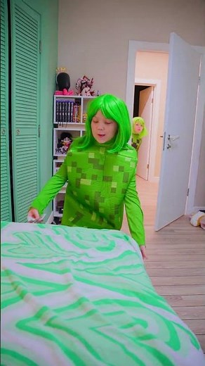 MINECRAFT STASH FOUND! 😱💎 Hilarious Robbery by Creeper Family!