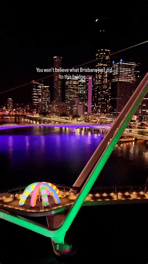 [ MUST SEE ] Brisbane Bridges, But Make It ART: Neville Bonner Bridge Gets a Vibrant Glow-Up in Craig & Karl’s ‘Walk This Way ✨ Something wildly colourful just happened on the Neville Bonner Bridge and it’s the kind of eye candy you absolutely cannot miss. ✨ Bridge turned bright: Neville Bonner Bridge, usually the go to for your scenic strolls across the city, has been totally transformed into a psychedelic wonderland lined with giant, playful inflatables and bathed in Craig & Karl’s signature b