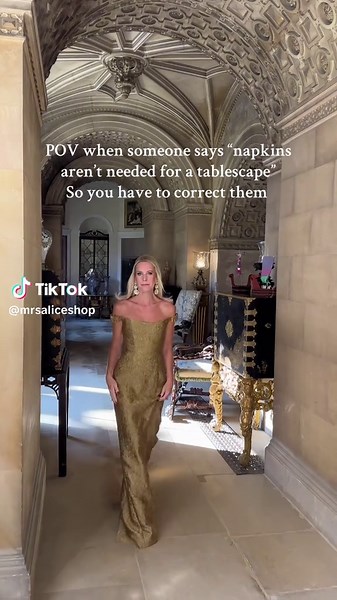 Say it with me 👏Napkins provide guests comfort in their eating etiquette🤭 #napkinsareneeded ##letmetellyousomething##tablescaping##christmasdress##christmastoptips