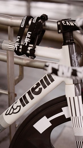 uläc on Instagram: "Neo Lock | Valkyrie SLR | Chain Lock People often ask what is the most efficient bicycle lock. For style and security, I would probably go with a U Lock, but for general purpose, you just can’t go wrong with a chain lock. For one, a chain lock is easier to transport as you can attach it to anywhere onto the bicycle. In addition, the longer chain enables a more versatile locking position including wheels and frames. Introducing Valkyrie SLR, a lighter and easy-to-carry café c