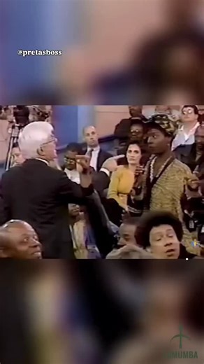 @unidade_coletiva on Instagram: "Em apenas 53 segundos, Phyllis Yvonne Stickney, atriz negra de filmes como Malcolm X, New Jack City e Jungle Fever, fez história em rede nacional. No fim de um episódio explosivo do Phil Donahue Show, exibido em 1994, ela se levantou da plateia e expôs como negros e brancos foram educados sob desinformação. Denunciou o apagamento da dor preta e o silêncio imposto sobre séculos de violência. Ela não pediu licença. Ela fez história. O programa teve como convidado o