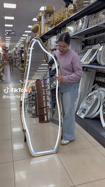 ✨ Espejos de cuerpo entero con diseño irregular e iluminación LED ✨ Un toque moderno y elegante para transformar cualquier espacio 🤍 Disponibles en diferentes diseños y colores de marco, con luz que cambia de tonalidad mediante botón táctil. Perfectos para el dormitorio, vestidor, salón de belleza o tienda 🪞✨ ¡Ven a elegir tu favorito antes de que se agoten! #EspejoLED #EspejoDeCuerpoEntero #Decoración #DiseñoModerno #Hogar