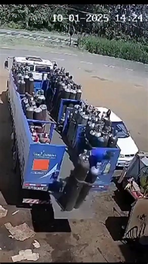 🚨 𝐇𝐢𝐠𝐡-𝐏𝐫𝐞𝐬𝐬𝐮𝐫𝐞 𝐂𝐲𝐥𝐢𝐧𝐝𝐞𝐫𝐬 = 𝐇𝐢𝐠𝐡-𝐑𝐢𝐬𝐤 𝐄𝐧𝐞𝐫𝐠𝐲 𝐒𝐨𝐮𝐫𝐜𝐞𝐬 One small mistake can release stored energy faster than you can react. Improper handling can turn a cylinder into a rocket-like projectile 🧨 No PPE, no securing, and no safe unloading = near-miss waiting to happen. Compressed cylinders demand control, awareness & procedure — every time. Secure it. Cap it. Protect it. Handle it right. 🛡️ Safety isn’t luck — it’s discipline 🔧 #GasCylinderSafety #Indu