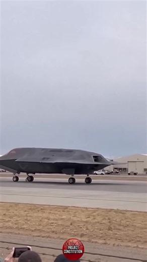 🇺🇸🔥美空軍「垂直衝天飛機」影片瘋傳—— 專家：並非真實原型機，而是 CGI 科幻渲染 📅 日期：2025年11月12日 📍 地點：網路社群平台 X（美國） 一段自稱「美國太空軍空間噴氣式原型機」的影片昨日在 X 平台瘋傳，由帳號 @usa912152217（西行小寶2.0） 發佈，內容展示一架外形如「科幻隱形飛翼」的飛行器垂直衝天，火焰尾流筆直上升，並配文強調「美國軍力依然世界最強」。影片在中文圈大量轉載，引發關注。 然而經查，此影片並非美國太空軍實驗機的真實影像，而是2019–2021 年間流傳的科幻 3D 渲染 CGI 作品，由多名國外 3D 動畫創作者製作，用於展示假想「未來垂直起飛太空載具」。 影片畫面中光線、陰影與尾焰流體表現，均能與過往公開的 CGI 科幻短片對上；更無任何美國空軍、太空軍、DARPA 或 NASA 的官方測試記錄與 NOTAM（航空航行通告）支持其真實性。 專家指出，該影片屬「半真半假」的網路迷因（meme）素材： 飛行器造型不存在於美軍任何一項計畫 尾焰物理近似遊戲級粒子效果，而非真實火箭／吸氣式發動機噴流 背景音與景深呈現均符合合成格式 值