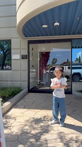 12K views · 213 reactions | Đi Las Vegas từ Orange County bằng cách này nhanh gọn lẹ, chỉ cần có mặt 20 phút trước giờ bay, hành lý có người lo hết mà giá cả cũng không quá “chát” đâu nha! #thanhthao #traveling #lasvegas #happylife #enjoylife | Thanh Thảo | Facebook