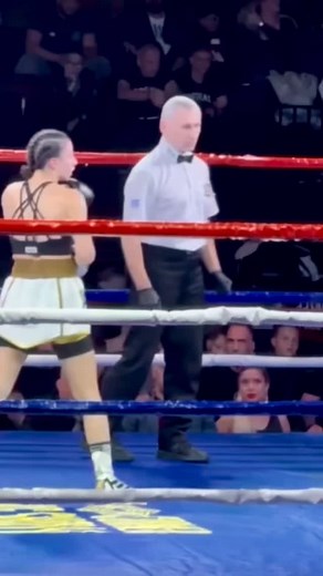 Greece’s @katerinakoutsog advances (5-0, 2KOs) after a 51kg win over UK’s Sasha Booker (2-1)🇬🇷 🎥 @rf_sportsmanagement | Boxing Meets Beauty