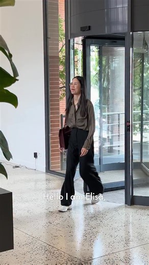Let’s step into Elisa’s shoes as an olfactive technology specialist at Givaudan in Argenteuil! First up, it’s all about assessing fragrance technology prototypes in fabric softeners, reviewing their performance alongside Givaudan Perfumer Aurélie Ferry. Elisa’s job involves meeting with the Research team to discuss results and investigate why some fragrance technologies perform better than others enabling these scientists to select the most promising research routes that meet consumer expectatio