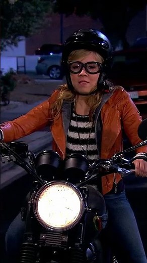 iCarly and Sam&Cat crossover moment