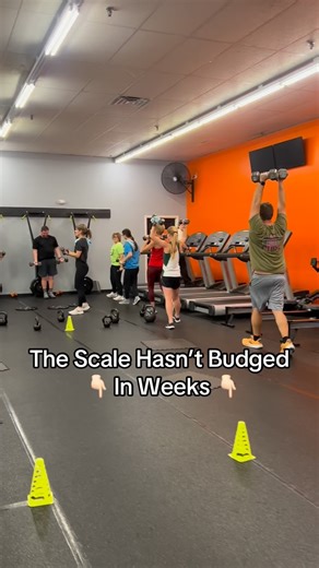 The scale stalling doesn’t mean you’re failing. ☹️ It usually means your body is changing in ways the scale can’t measure. 🤨 More strength. 💪🏻 More energy. 🔥 Better habits that actually stick. 🤝🏻 That’s what we’re focusing on over the next six weeks with our Built for Busy challenge — short workouts, smart training, and accountability for real life. If this sounds like what you need right now, comment “BUSY” and I’ll send you the details. Nothing extreme. Just show up and move. #edgebody #
