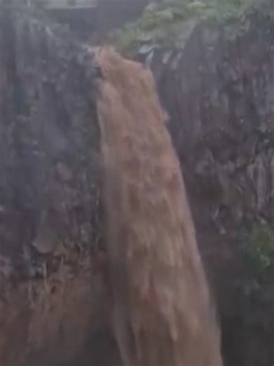 Tenerife declara la alerta máxima por la borrasca Therese y Gran Canaria registra vecinos aislados y barrancos desbordados por las fuertes lluvias #news #noticias #noticiastiktok