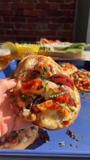 This Spicy Garlic Chicken Naan Pizza Disappears FAST 🔥🍯 #shorts