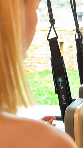 Do you know about our retractable rope system and the new handles with rope attachment? The retractable rope system stores the ropes under the carriage and allows you to easily adjust their length with the stoppers. On the other hand, the new handles with rope attachment reduce noise and provide smoother movement during your workout. Discover how they work in this reel. - ¿Conoces nuestro sistema de cuerdas retráctil y las nuevas asas con enganche de cuerda? El sistema de cuerdas retráctil guard