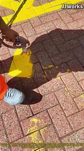 완벽한 굴곡과 직선! 고압 스프레이 건을 활용한 지그재그 안전 차선 도색 방법 #linemarking #spraypaint #roadwork