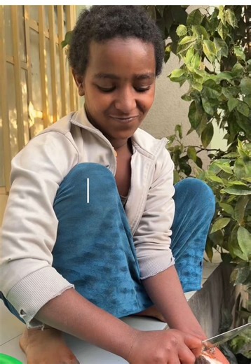 lol i feel like a fr influencer editnote: she’s my little cousin not a serategna , and there’s multiple ways to prepare ensosila there’s no “right” way as long as it gets the job done 🤷‍♀️ this is how we personally make it: 1.\tScrape the outer skin off and wash the ensosila thoroughly. In the video, she was only doing the final rinse. Before that, we washed it well with dish soap and water to remove the top layer that causes the “itchy” feeling. \t2.\tGrate the ensosila. It’s traditionally gra