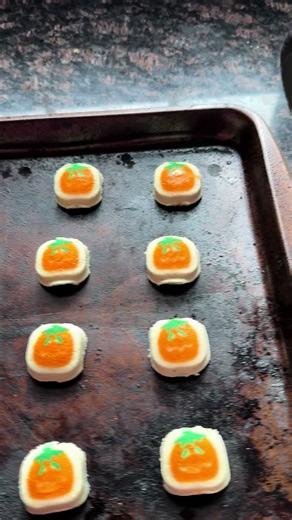 Buy in bulk at the end of the season when it’s on sale and freeze ✌️ in October I paid five dollars for three packs of these cookies (#Costco) and froze two out of three packs. Follow me for more pro tips 😂✌️#pr#protipo#cookies