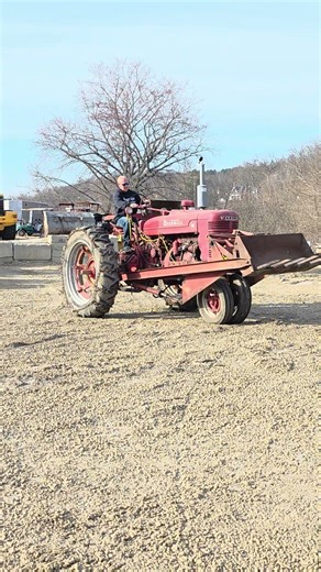 FARMALL M TRACTOR W/LOADER