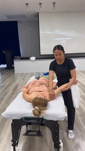 การทำ myofascial release บริเวณกล้ามเนื้อหน้าอกมุ่งเน้นการคืนความยืดหยุ่นให้กับ superficial และ deep fascial layers ที่ครอบคลุม pectoralis major และโดยเฉพาะ pectoralis minor ซึ่งเป็นกล้ามเนื้อที่มีบทบาทสำคัญในการดึงกระดูกไหล่ (scapula) เข้าด้านหน้าและลงล่าง ทำให้เกิด postural dysfunction เช่น rounded shoulder, thoracic outlet symptoms และคอ–บ่า–ไหล่ตึงเรื้อรัง ตำแหน่งสำคัญ • Pectoralis Major: เน้นตามแนว sternocostal fibers และ clavicular fibers ซึ่งมักเกิดการยึดรั้งจากการใช้แขนด้านหน้าเป็นเวลานา