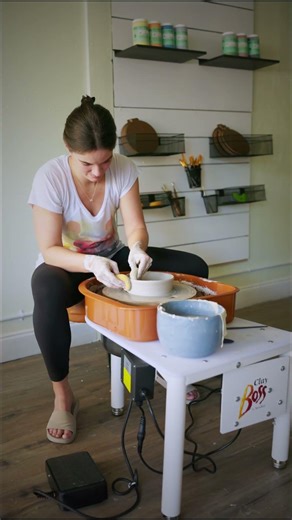 Pottery Wheel Throwing with Beginners! #pottery