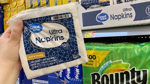 50K views · 313 reactions | Grab a pack of napkins for this gorgeous holiday decorating idea! | Hometalk | Facebook