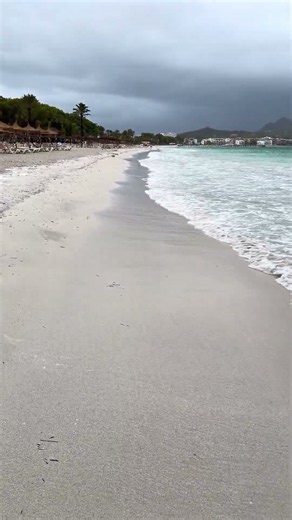 Cloudy Beach Walk in Mallorca 🌊🇪🇸 #mallorca #alcudia #beach #shorts #foryou