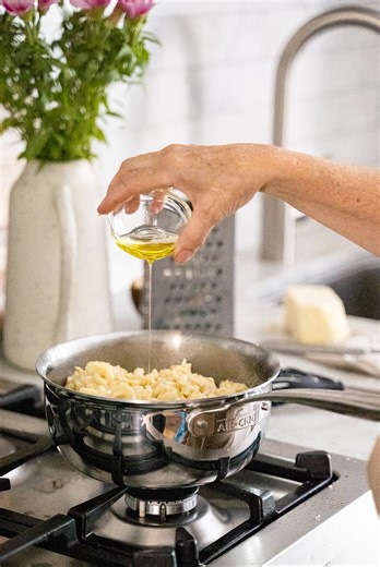 Our G5 Graphite Core Saucier is designed with a unique graphite core that heats up and cools down quickly, saving you precious time while cooking and cleaning – always a plus when making busy weeknight meals like this mac & cheese. Discover it exclusively at Williams Sonoma: https://bit.ly/3Lr4bm0 | All-Clad Metalcrafters