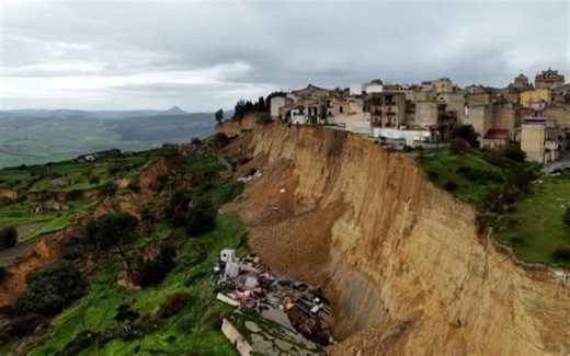 Plus de 1.000 personnes ont été évacuées après l'effondrement d'une falaise géante de 4 km. - Abidjan.net Vidéos