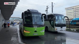 NOUVELLE ADRESSE POUR LES BUS LONGUE DISTANCE Terminé d’attendre sur un bout de trottoir à Haluchère ! La nouvelle gare routière de Nantes vient d’ouvrir sur le parvis sud de la gare pour les autocars longue distance. De quoi déstabiliser les habitués de ces transports low cost. | Télénantes