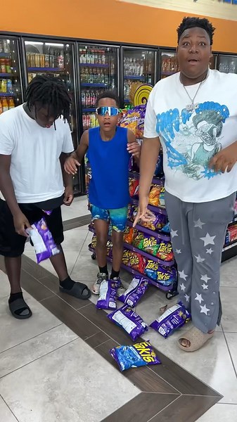 Dad catches kids stealing takis out of the store #shorts