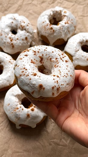 Donuts à la courge au four glaçage à la cannelle 🍩 Ingrédients secs : 250g de farine tout usage 1 cuillère à café de levure chimique 1 cuillère à café de bicarbonate de soude ½ cuillère à café de sel 2 cuillère à café de cannelle 100g de cassonade 1 cuillère à café d’épices 4 épices (marque @ducrosofficiel) Ingrédients liquides : 90 ml d’huile neutre 2 gros œufs 150 g de purée de courge (éplucher et cuire la courge dans de l’eau à ébullition jusqu’a ce que la chair soir fondante) 90 ml de lait 