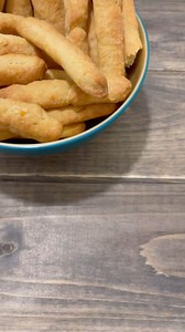 1.3K views · 21 reactions | con gnocchi party… GRISSINI AL FORMAGGIO  impasto veloce e realizzazione divertente  Ingredienti: 2 uova 100 g di burro morbido 200 g di farina 00, 50 g di parmigiano grattugiato, Un pizzico di sale. . . #lericettedifrancesca #grissini #ricette #ricettefacili #ricetteveloci #tupperware #recipes #francescaraffatw | Francesca Raffa incaricata Tupperware | Facebook