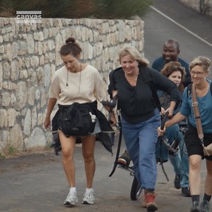 74K views · 1K reactions | “Ik vond het supermooi om de liefde te voelen van jullie, die me zo hielpen.” De roadtrip op weg naar een mirakel houdt halt in Aumont-Aubrac, waar het trio tien kilometer van een bekende pelgrimsroute zal afstappen. De ontlading bij de aankomst is immens, hun vriendschap is dat evenzeer. ❤️ Mirakel n°71 zie je elke dinsdag om 19.10 op Canvas of nu al volledig op VRT MAX. | VRT Canvas | Facebook