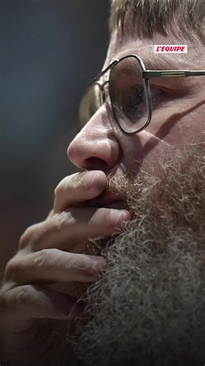 Alors qu'il ne parle ni espagnol ni français, le Néo-Zélandais Nigel Richards est devenu samedi champion du monde de Scrabble hispanophone, après avoir déjà été sacré dans la version francophone. À 57 ans, il s'appuie sur une technique hors pair et une mémoire exceptionnelle. | L'EQUIPE