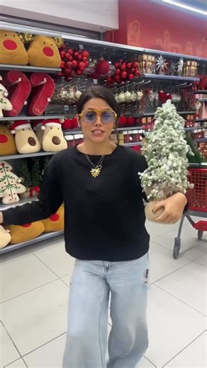 techy on Instagram: "Suenan las campanassssss 😂😂🎄 Cuando le digo a david que vamos por una cosita y termino comprando la Navidad 😂😂 @jumbo_rd Hay especiales de Navidad!!"