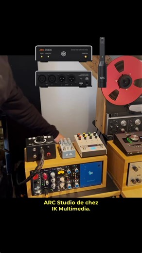 ARC Studio est un boîtier livré avec un micro de calibration. Celui-ci mesure la réponse de votre pièce, puis applique une correction DSP qui compense les défauts acoustiques de l’environnement (résonances, creux, excès de certaines fréquences…). Le boîtier se place entre votre interface audio et vos enceintes, et corrige le signal en temps réel pour obtenir une écoute plus neutre et plus fiable. L’avantage avec ce produit, c’est que la correction se fait dans un boîtier matériel, pas seulement 