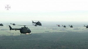 Eine Ära geht zu Ende. Mit einem letzten großen Formationsflug und einer guten Portion Wehmut wurde der Fly Out der letzten Bo 105 begangen. Schaut euch den ganzen Clip auf unserem YouTube-Kanal an. /Max | Bundeswehr