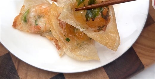 DAY 8: PRAWN CRISPS 🦐