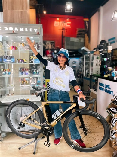 วันนี้ทางร้านขอต้อนรับอ.จารุวรรณ หรืออาจารย์น้อยแห่งปะคำ บุรีรัมย์ ที่รักการปั่นจักรยาน โดยอาจารย์เล่าว่าชอบปั่นกับกลุ่มผู้ชายที่คงความเร็วสูงแบบนิ่งๆ ทำให้เวลาปั่นเกาะแช่ความเร็วสนุกมาก พอได้ดูสเปค #Java #Volata เกียร์ไฟฟ้าคันนี้ บวกอัพล้อ #Helux #S50 เพิ่ม อ.บอกอยากออกปั่นเร็วๆจัง ขอบคุณอาจารย์และทีมงานมากๆนะครับ ที่ช่วยกันป้ายยากันเอง อย่างออกรสออกชาติ ***ชื่นชม soft power ของจังหวัดบุรีรัมย์เป็นอย่างมากที่ประสบความสำเร็จในการทำให้คนบุรีรัมย์สวมเสื้อทีมบุรีรัมย์ ยูไนเต็ด ❤️🙏❤️ #สหกิจจักรยาน