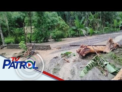 Halos 100 pamilya inilikas sa Davao de Oro dahil sa baha at landslide | TV Patrol