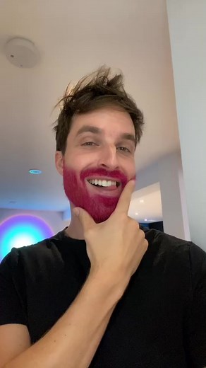 Coloration d'une barbe en rose pour célébrer un million d'abonnés sur YouTube
