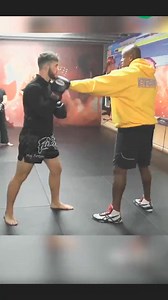 How to hit harder with the right cross in Boxing with Barry Robinson 🔥 #boxing #mma #fypシ #martialarts #boxing #boxer #virals #trendingreels #kunkhmer #kickboxing #workout #motivation #training #boxeo #boxingtraining | KickBoxing Tips